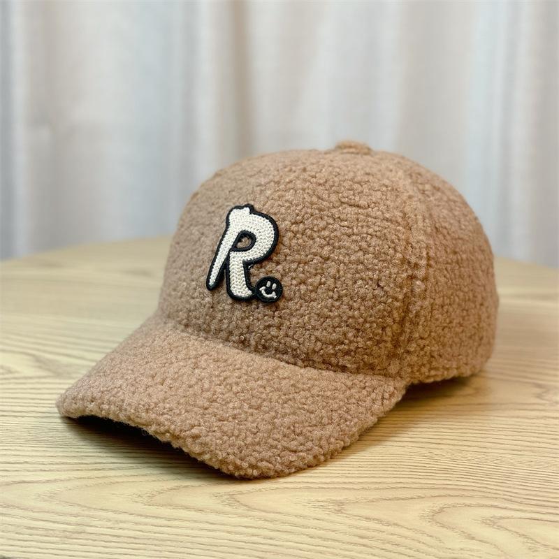 Шапка Женская Большой Окружности Головы Осень и Зима Буква R Шерсть Ягненка Теплая Бейсболка Кепка с Козырьком Для Отдыха на Открытом Воздухе Универсальная