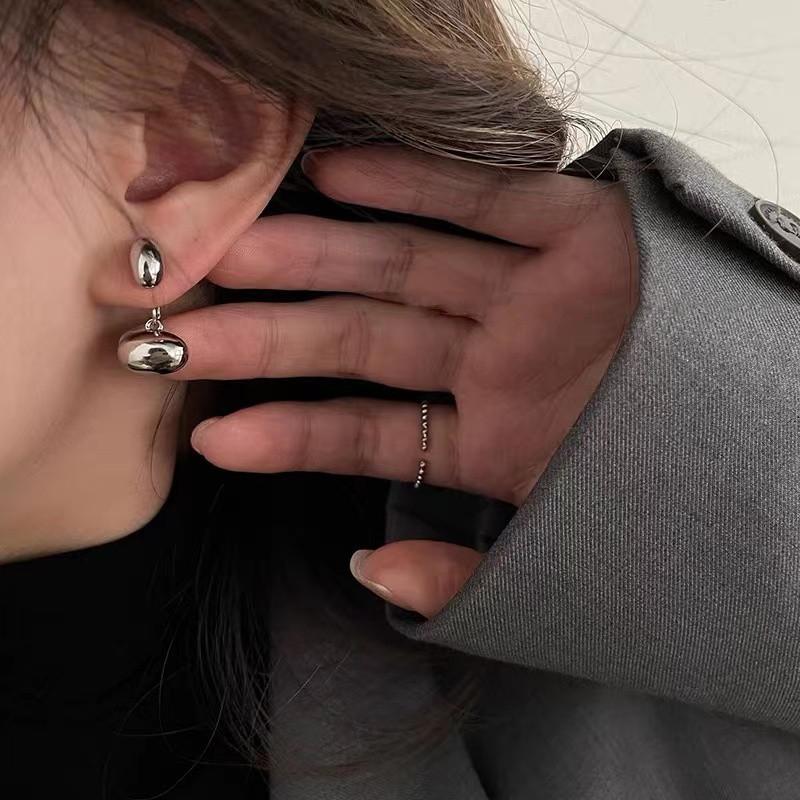 1 пара простых золотых сережек-гвоздиков из Южной Кореи до и после ношения двух сережек Niche Design