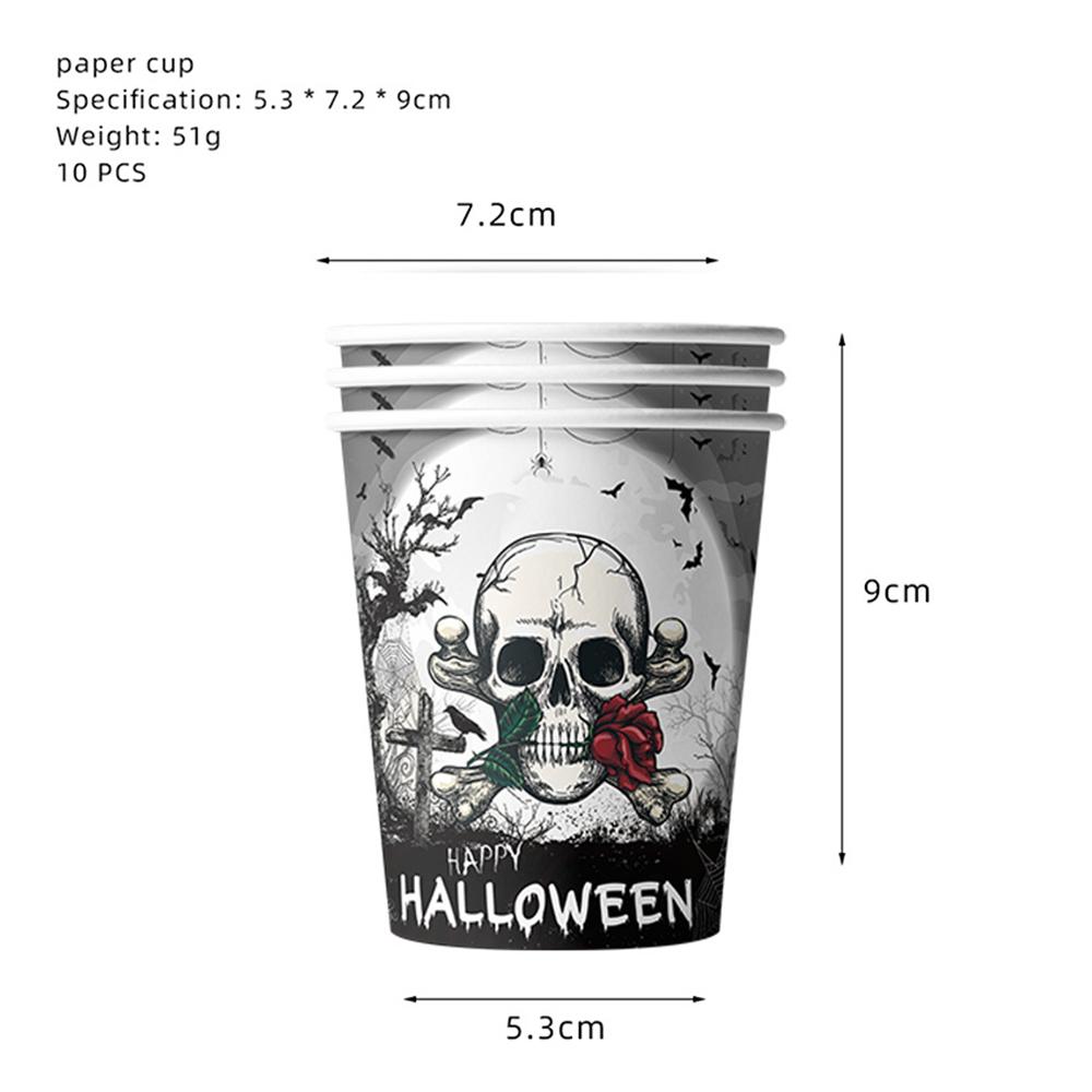 Принадлежности для вечеринки в честь Хэллоуина включают бумажные тарелки, чашки, салфетки, скатерть, баннер.