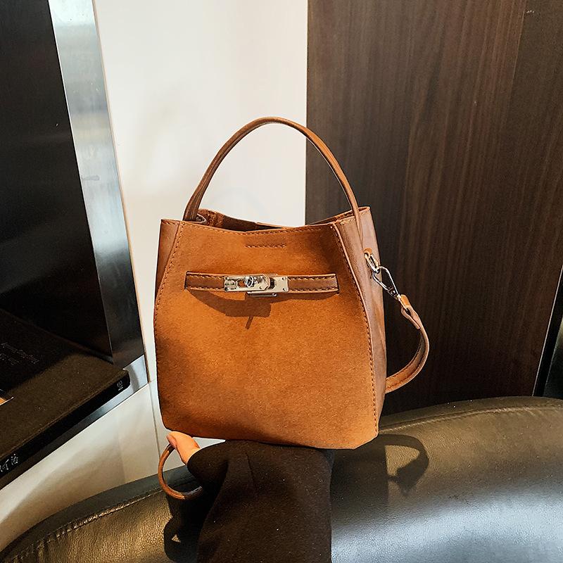 Осенне-зимняя женская портативная сумка-ведро 2025 новая универсальная модная в иностранном стиле изысканная для работы нишевого дизайна на плечо