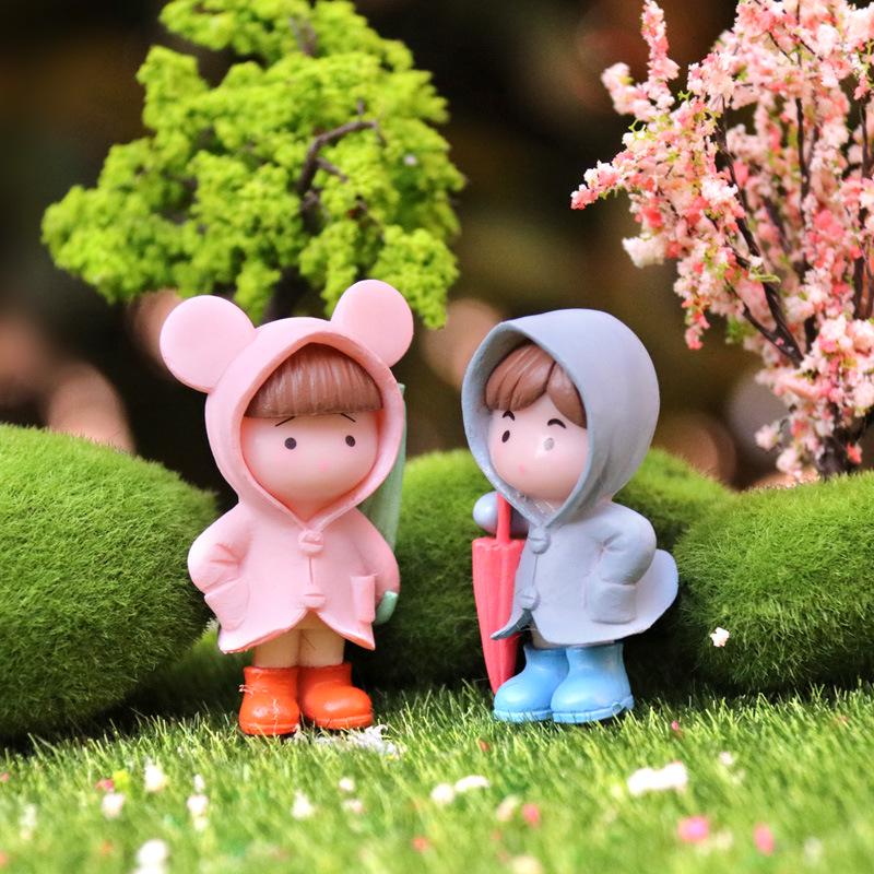 Adorable Cartoon Raincoat Couple Figurine - Miniature Landscape Decoration Doll