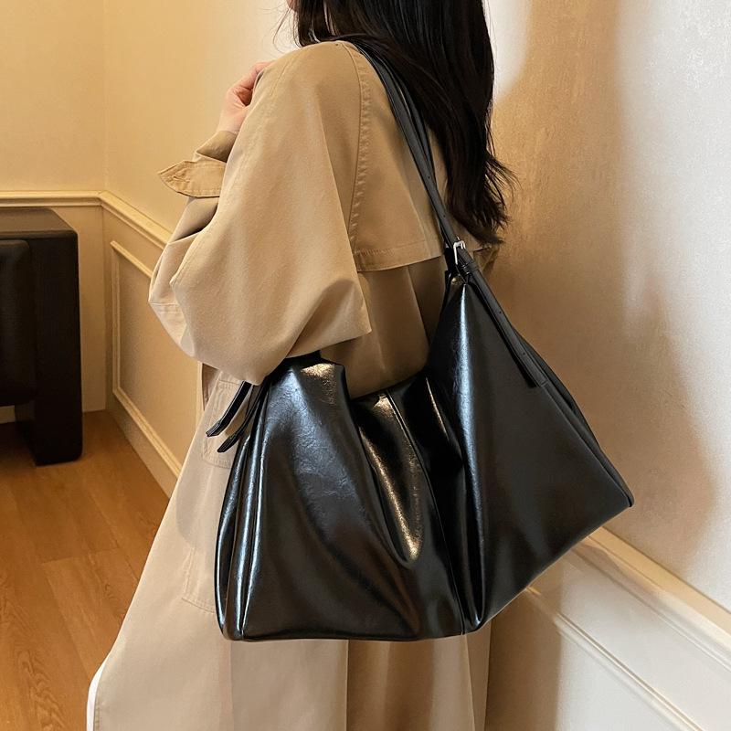 Ретро сумка женская большой вместимости 2025 новая осень и зима нишевый дизайн на плечо сумка-мессенджер популярная сумка-тоут для поездок на работу