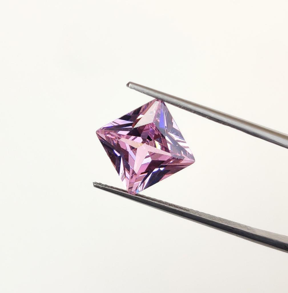 Циркон квадратной формы натурального розового цвета огранки «Принцесса», лот из циркона квадратной формы.