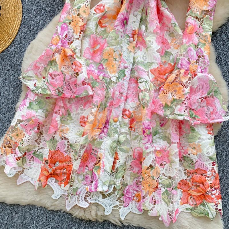 Летнее женское платье с принтом, рукавами-фонариками и ажурным вязаным крючком дизайном с вырезами, создающее стильный образ.