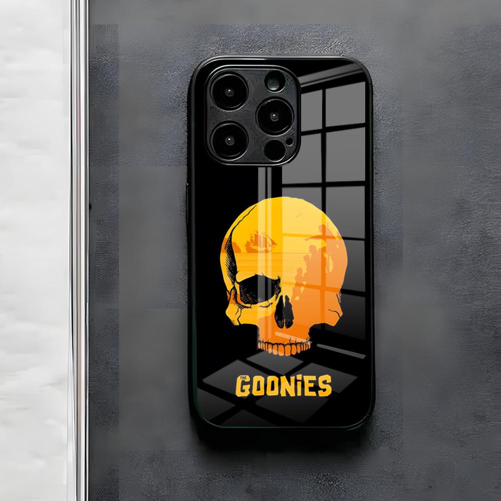 Чехол для телефона The Goonies для iPhone 17 Air 16 E Pro Max 15 14 13 Mini 12 Pro 11 Max Plus Черное Стеклянное Покрытие