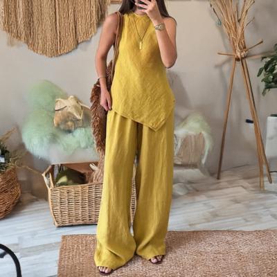 Женский костюм из двух частей с неровным подолом: топ без рукавов с круглым вырезом и брюки с широкими штанинами