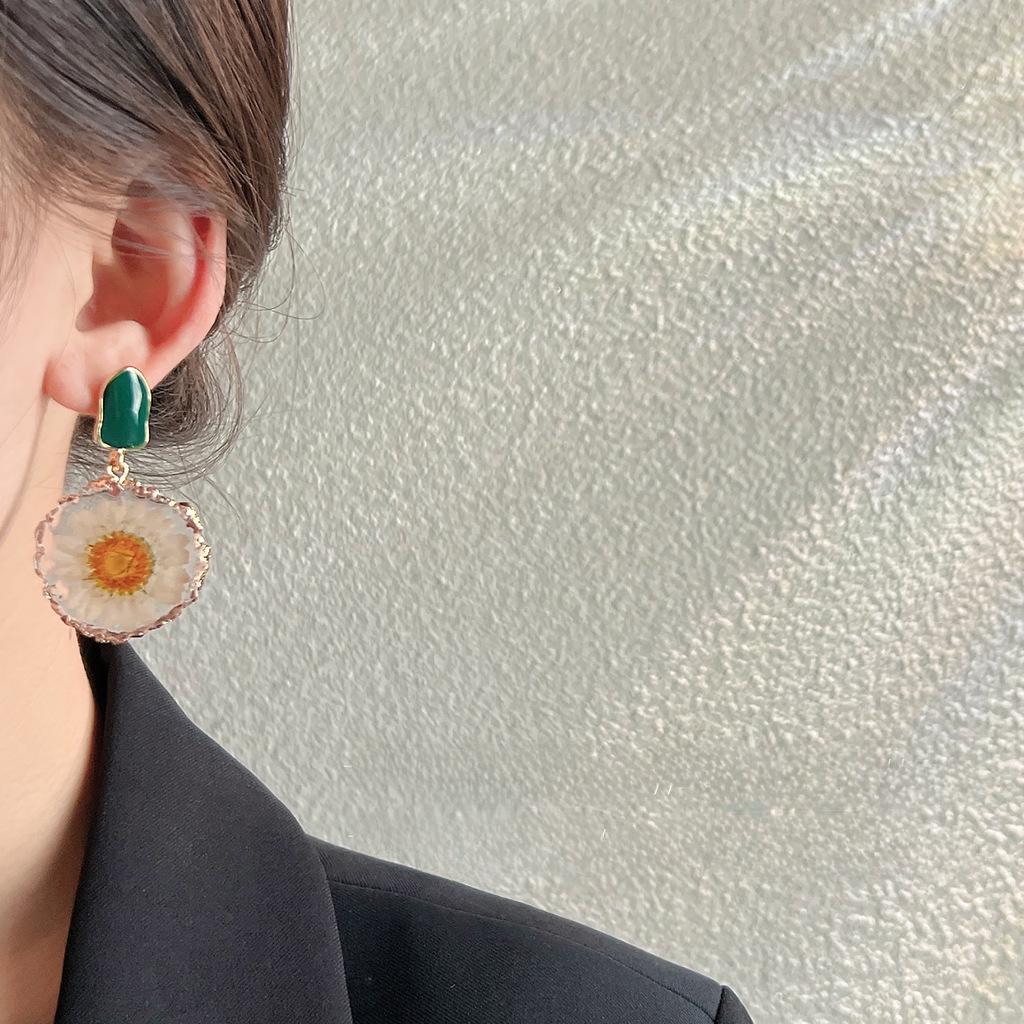 Элегантные серьги с засушенными цветами маргаритки: Модные аксессуары для женщин