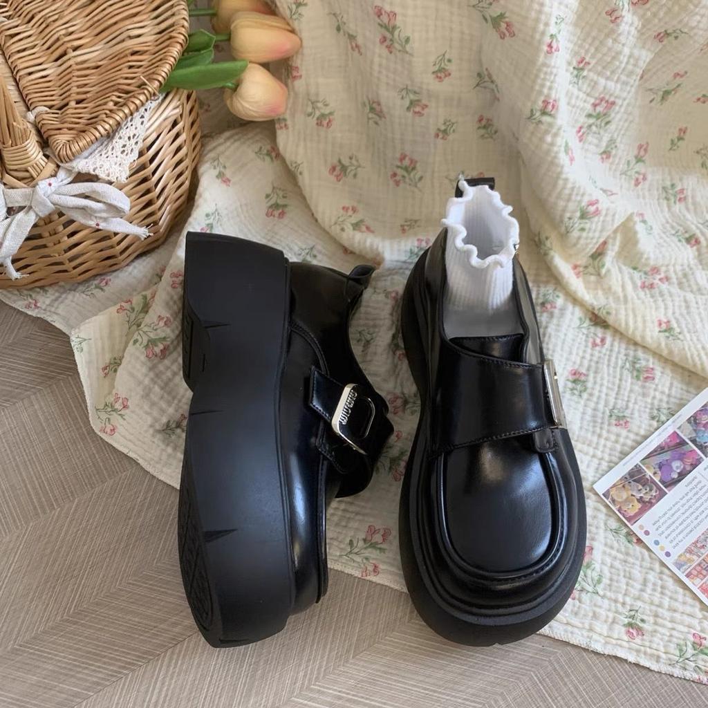 Британский стиль черные лоферы на платформе-маффине женские 2025 новые ретро увеличивающие рост на липучке одинарные туфли маленькие кожаные туфли женские