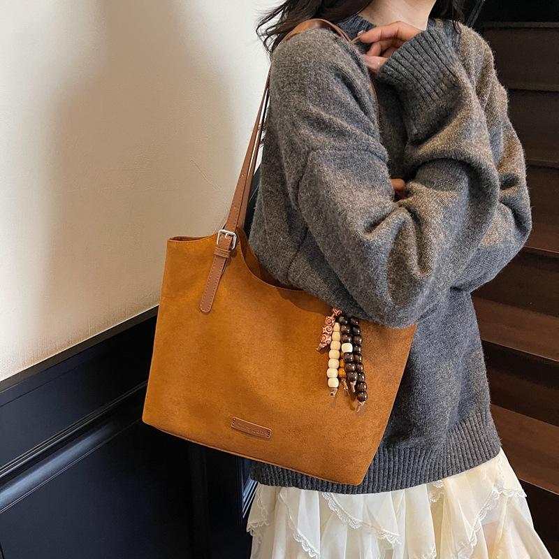 Премиальная замшевая сумка под мышкой женская 2025 новая ретро модная сумка на плечо большой вместимости сумка-тоут для поездок на работу