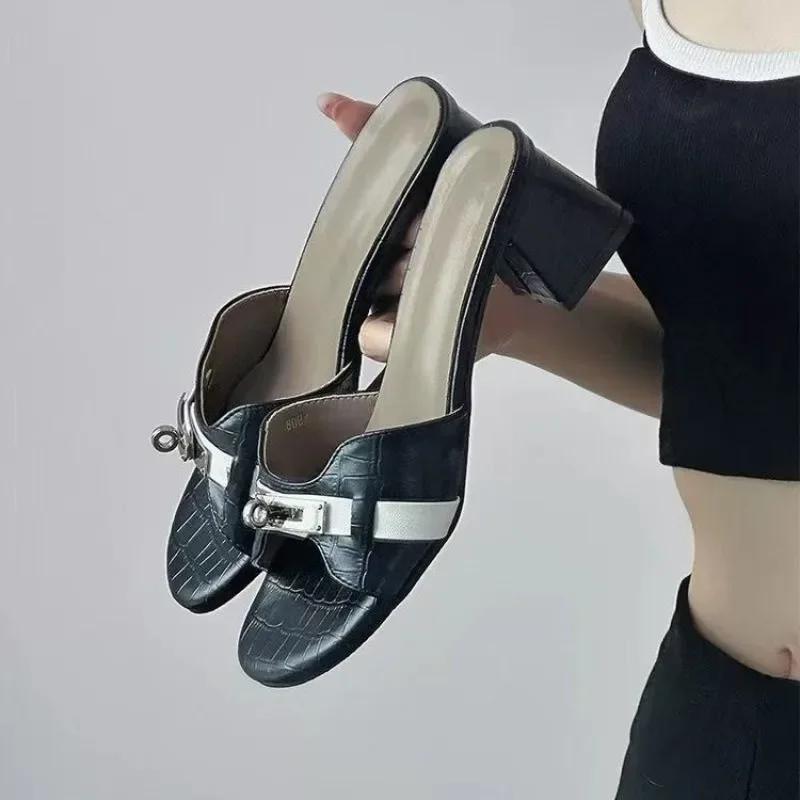 Элегантные женские туфли на каблуке 2025 Мода Туфли-шлепанцы с открытым носком Женские Летние Новые Металлическая отделка Платье Неглубокие Роскошные Женские Сандалии