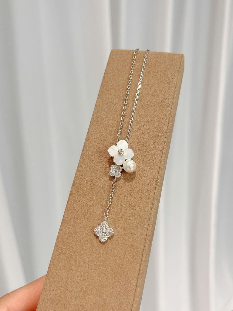 Французское ретро ожерелье с белой ракушкой в виде цветка с четырьмя лепестками с бахромой, браслет с пятью цветками, темперамент лепестков, премиальный набор легкой роскоши