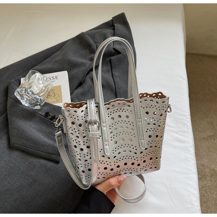 Высококлассная резная полая портативная маленькая сумка женская 2025 новая модная текстурная сумка-ведро на одном плече сумка-мессенджер тренд