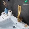 Блестящий золотой смеситель для раковины в ванной комнате, смеситель для холодной и горячей воды, кран для установки на бортик, черный никель, хром, латунь, водопадные смесители с одной ручкой