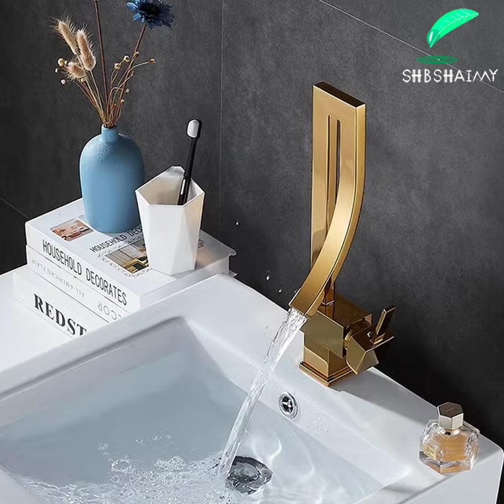 Блестящий золотой смеситель для раковины в ванной комнате, смеситель для холодной и горячей воды, кран для установки на бортик, черный никель, хром, латунь, водопадные смесители с одной ручкой