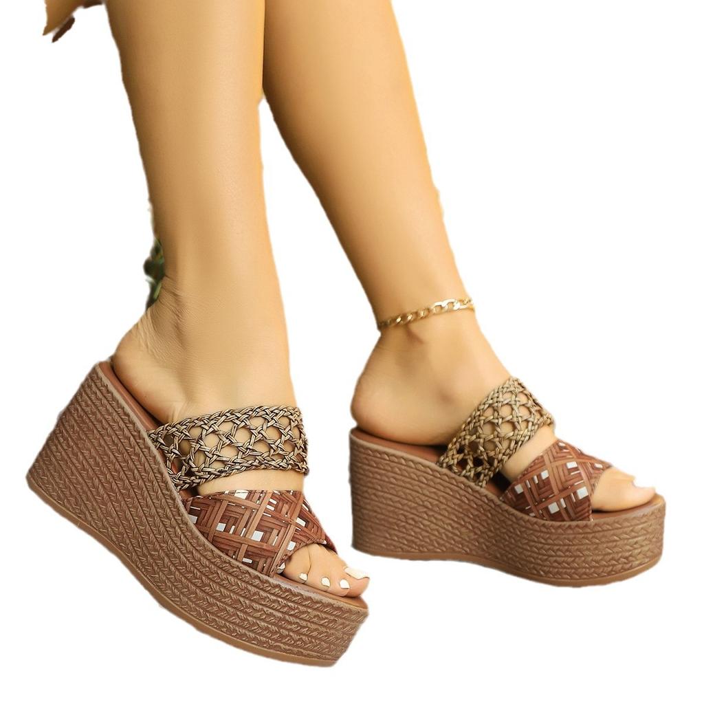 Тапочки на танкетке с одним словом, женская обувь 2024 года, новая ажурная верхняя одежда, нескользящие пляжные римские классные тапочки