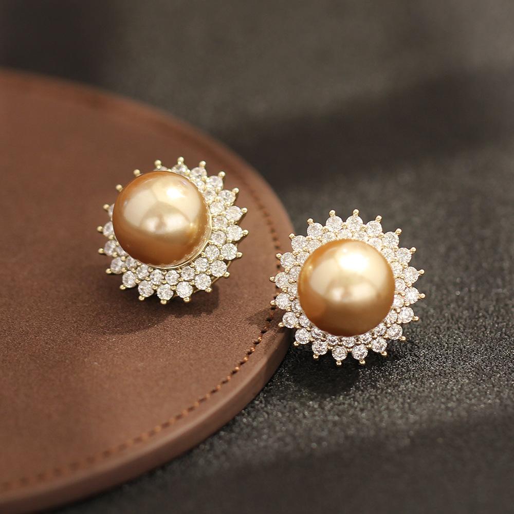 Серьги-гвоздики из стерлингового серебра 925 пробы, two-color pearl stud earrings with elegant golden pearl, держатель для цветов с микро-инкрустацией цирконами, легкая роскошь, высококачественные