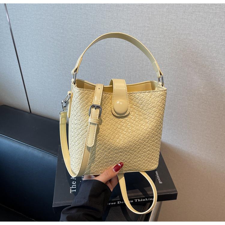 New Woven Bucket Bag, Large-capacity Fashionable Weaving, Simple Contrasting Color, Shoulder Bag, Messenger Bag.