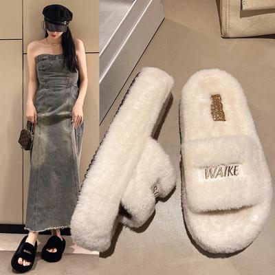 Интернет знаменитости толстые подошвы одно слово пушистые тапочки женские 2025 осень и зима новый нишевый дизайн чувство супер огонь домашний плюш хлопковая швабра