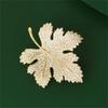 Изысканные броши в виде кленового листа для женщин и девочек, роскошные элегантные булавки в виде растений, универсальные блестящие корсажные аксессуары для одежды, подарки