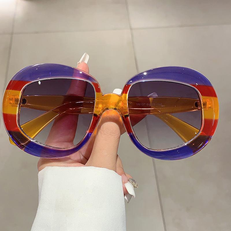 Новые персонализированные солнцезащитные очки в круглой толстой оправе с цветными блоками для уличной фотографии, демонстрирующие тонкий и роскошный темперамент с солнцезащитными очками