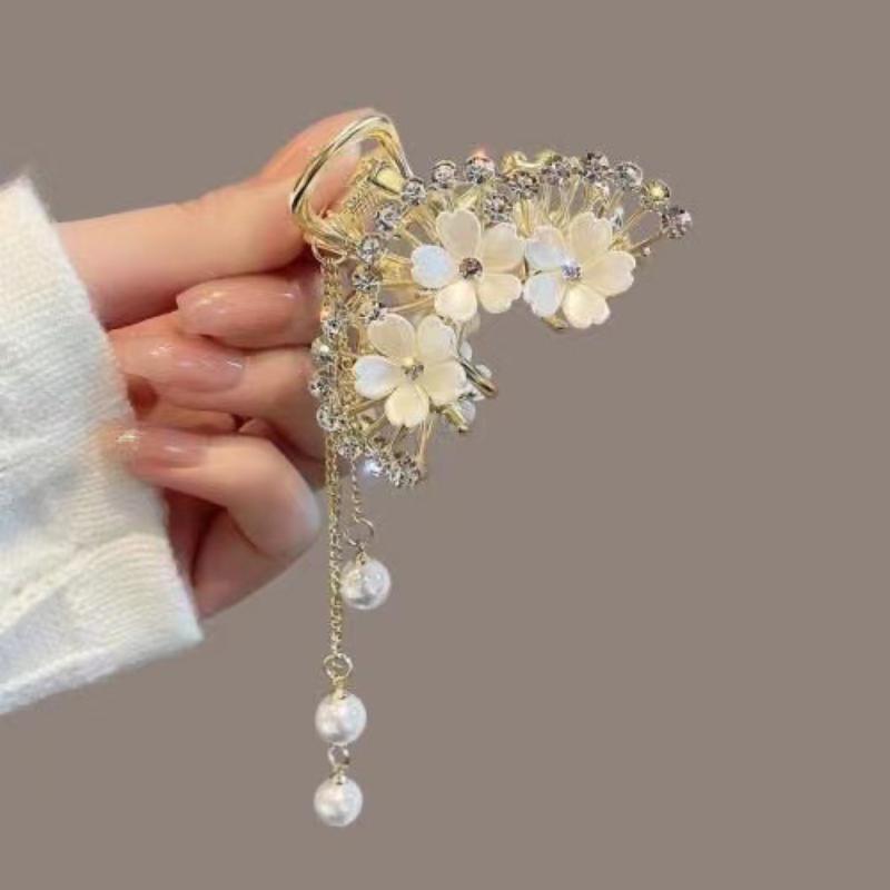 Красная роза, жемчуг, кисточка, маленькая заколка в виде когтей, верхняя заколка с половинным пирсингом, высокая заколка для хвоста, заколка в виде когтей белого лотоса