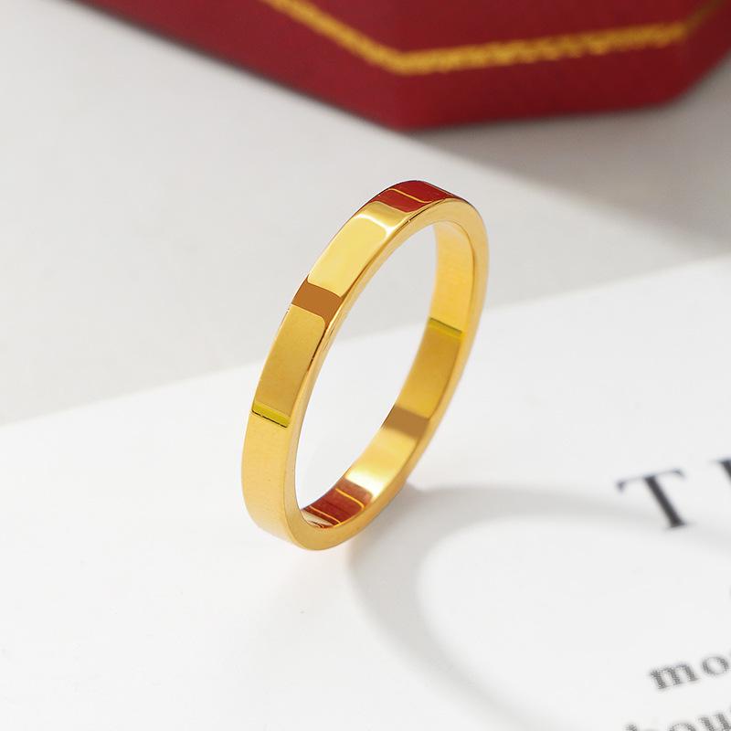Гладкое классическое кольцо из титановой стали с покрытием из 18-каратного золота – устойчивое к выцветанию, универсальное, простой подарок для пары на праздник
