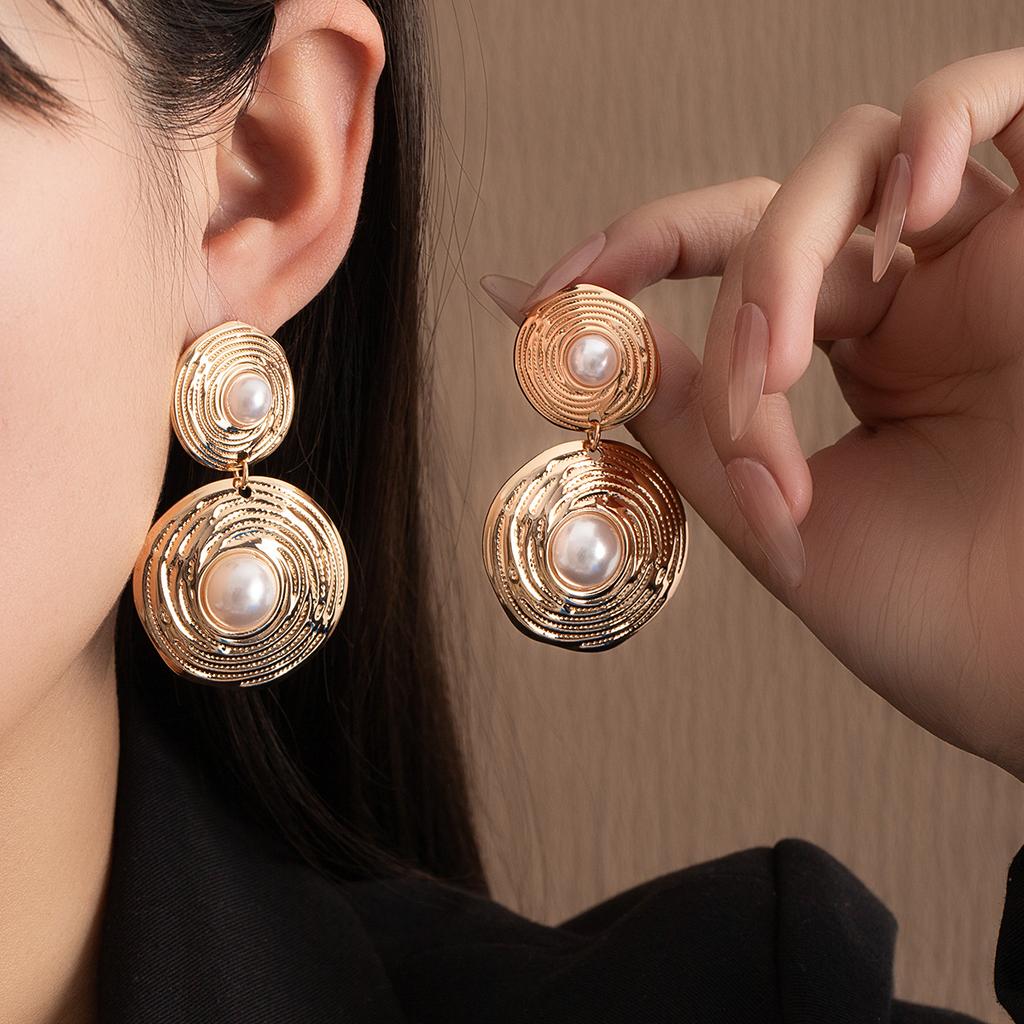 Серьги с винтажной текстурой и жемчугом - Увеличенные длинные круглые атмосферные серьги-гвоздики - Уникальный дизайн Sense High-end Аксессуары для ушей