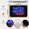 Неоновая металлическая жестяная вывеска «Bates Motel» в ностальгическом стиле — идеальный декор стены для мужской берлоги, подвала, бара, таверны и многого другого!