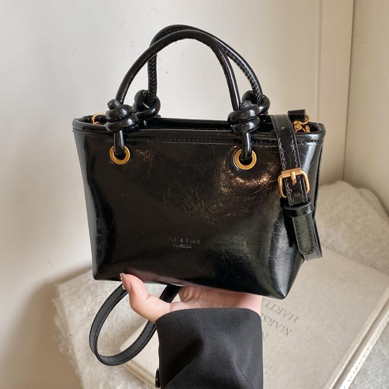 Популярные сумки этого года — женские осенне-зимние универсальные 2025 новые модные сумки-мессенджеры, сумки-ведра