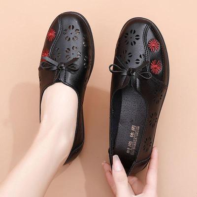 Весенние туфли-лоферы для женщин среднего и пожилого возраста. Мамины нескользящие туфли на мягкой подошве с выемками. Удобные туфли на плоской подошве с перфорацией для бабушек.