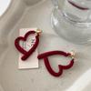 Серьги-гвоздики цвета бургундского флокирования Love, французские винтажные серьги-гвоздики, подходящие для зимы, пушистые серьги цвета анкора красного цвета