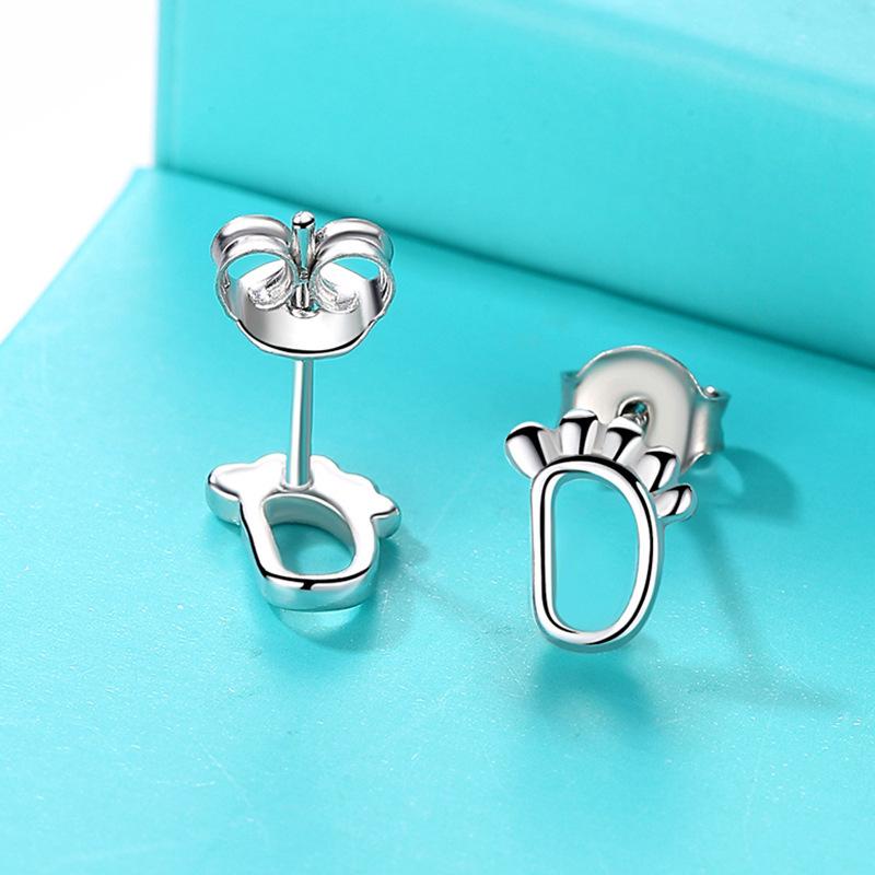 Серьги-гвоздики в виде следа ноги, женская мода, простые полые серьги в виде следа ноги, маленькие, свежие, корейская версия, нишевые дизайнерские аксессуары