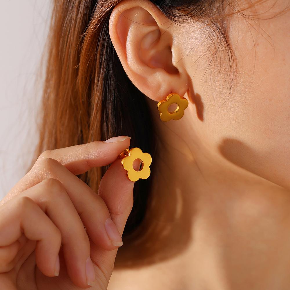 Fresh, sweet, versatile, glossy floral stud earrings for women, stainless steel, niche ins-style everyday earrings