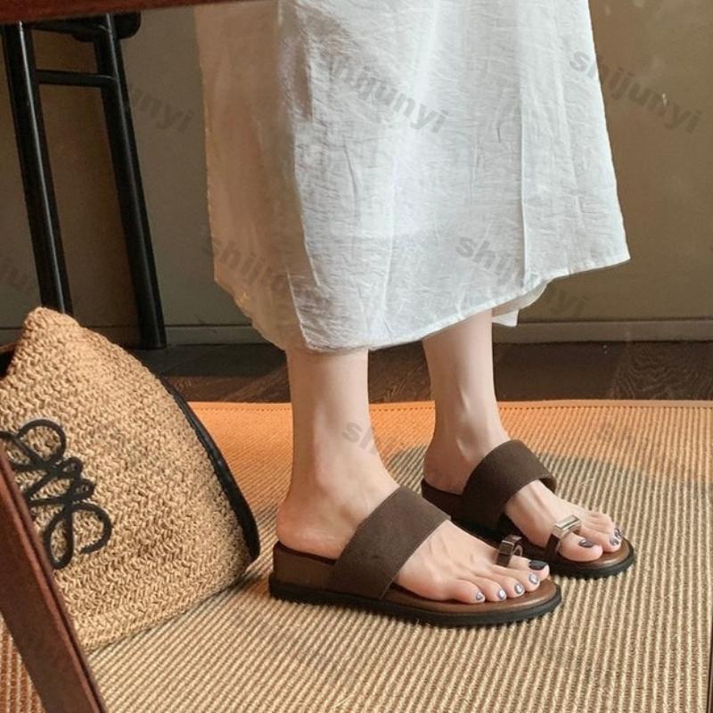 Модные женские шлепанцы на одно слово 2025 лето новинка уличные дышащие сланцы с перемычкой между пальцев на танкетке плоская обувь модное увеличение роста сандалии слипоны