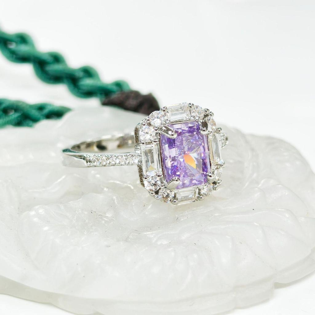 Gessen Jewelry Роскошное прямоугольное кольцо с инкрустацией бриллиантами