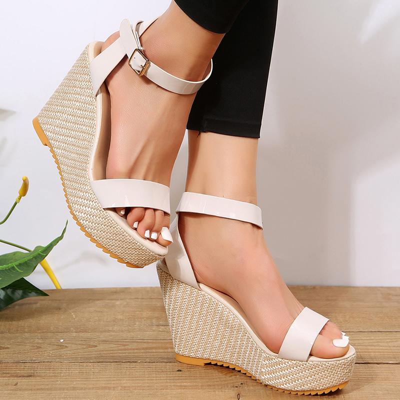 Новые женские туфли на платформе, летние лакированные кожаные босоножки с открытым носком и пряжкой на танкетке, повседневные туфли-маффины в римском стиле с легкой подошвой