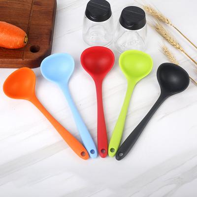 Ложка для супа Удобная ручка Длинная ручка Отверстие для подвешивания Пищевая силиконовая ложка с антипригарным покрытием Портативный совок для смешивания Кухонный гаджет