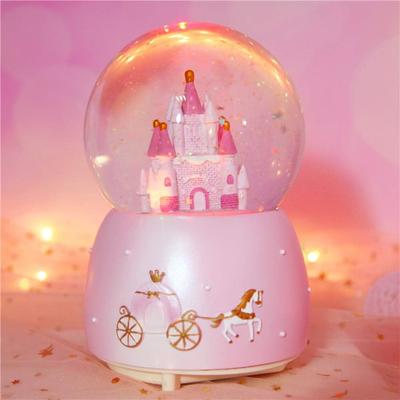 Замковые снежные шары Светящаяся музыкальная шкатулка Мультяшный Рождественский снежный дом Автоматическое распыление Вращающийся хрустальный шар с меняющими цвет светодиодными огнями для дома