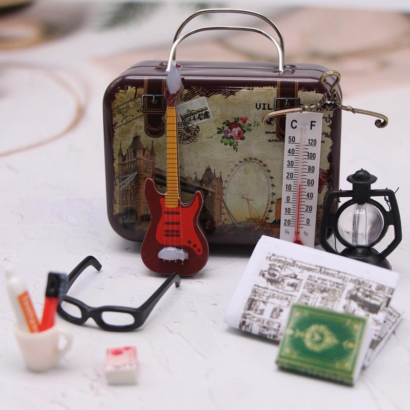 1:12 Мини DIY Камера Книга Чемодан Гитара Стеклянный Кукольный домик Миниатюрный Набор для Путешествий Детские Игрушки для Ролевых Игр Мебель Аксессуары