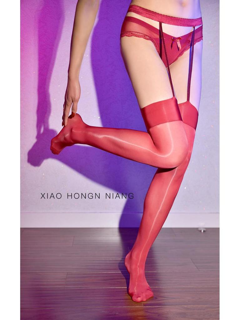 Черные маслянистые чулки выше колена - Сексуальный стиль знаменитостей в сети