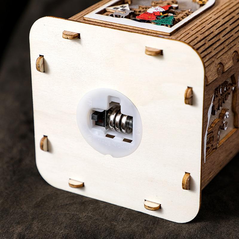 Деревянный рождественский домик с огнями, расписные рождественские ночники, подсвечник, сервировка стола, ветрозащитный светильник, реквизит