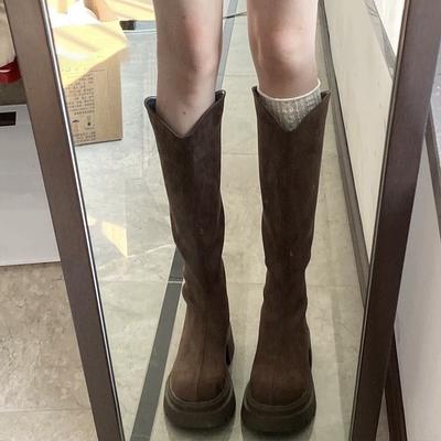 Ботинки на толстой подошве в британском стиле, тонкие ботинки, новые ботинки осень-зима 2025, женские ботинки с широким голенищем увеличенного объема, эластичные ботинки на высокой подошве