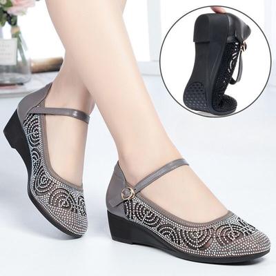 Летние сандалии в сетку универсальны для женской повседневной одежды с однолинейной пряжкой на наклонном каблуке и материнской обуви с полыми и дышащими отверстиями.