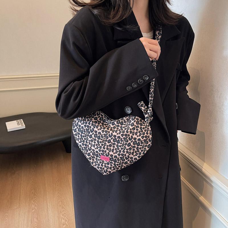 Сумка в форме сердца, женская сумка через плечо с леопардовым принтом, мини-сумка
