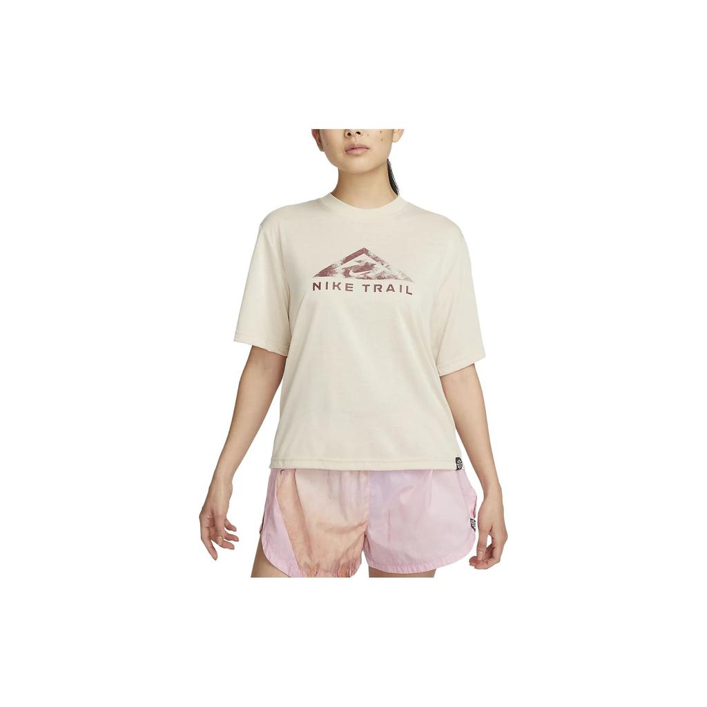 Nike Футболка с коротким рукавом и круглым вырезом Dri-FIT Trail Letter Print, женские топы Sand-Drift DX7897-126