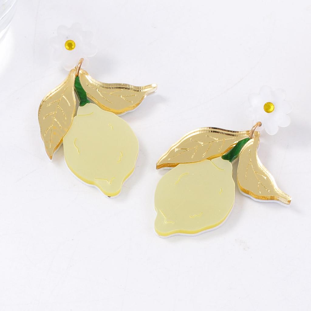 The fruit-themed earrings feature a simple and niche design. The acrylic lemon slice small flower earrings are fresh and versatile for women