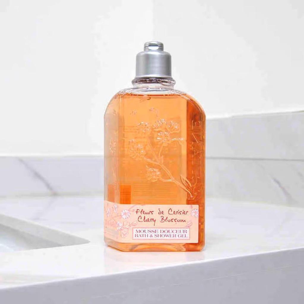 France Oushujia Cherry Blossom Body Lotion & Shower Gel Set - Moisturizing, Skin Nourishing, Long-lasting Fragrance, 250ml & 35ml Travel Size.