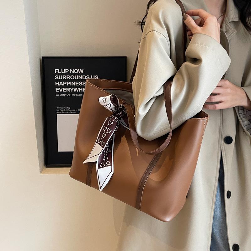 Winter bag commuter tote bag women's 2025 new texture Maillard shoulder bag large capacity popular handbag