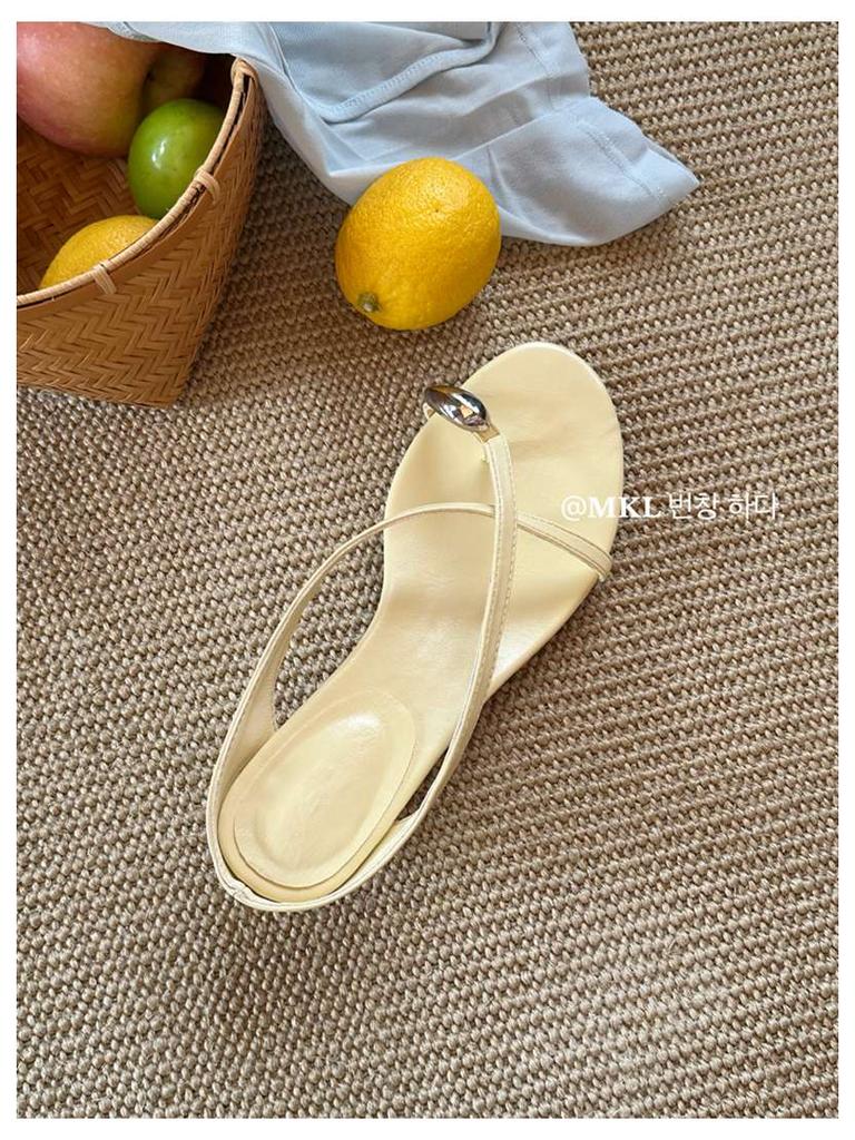 Ladies Slippers 2025 Fasion Clip Toe Women Slides Beach Flip Flops Flat Heel Sandals Designer Cross Strap Metal Decorative Shoes