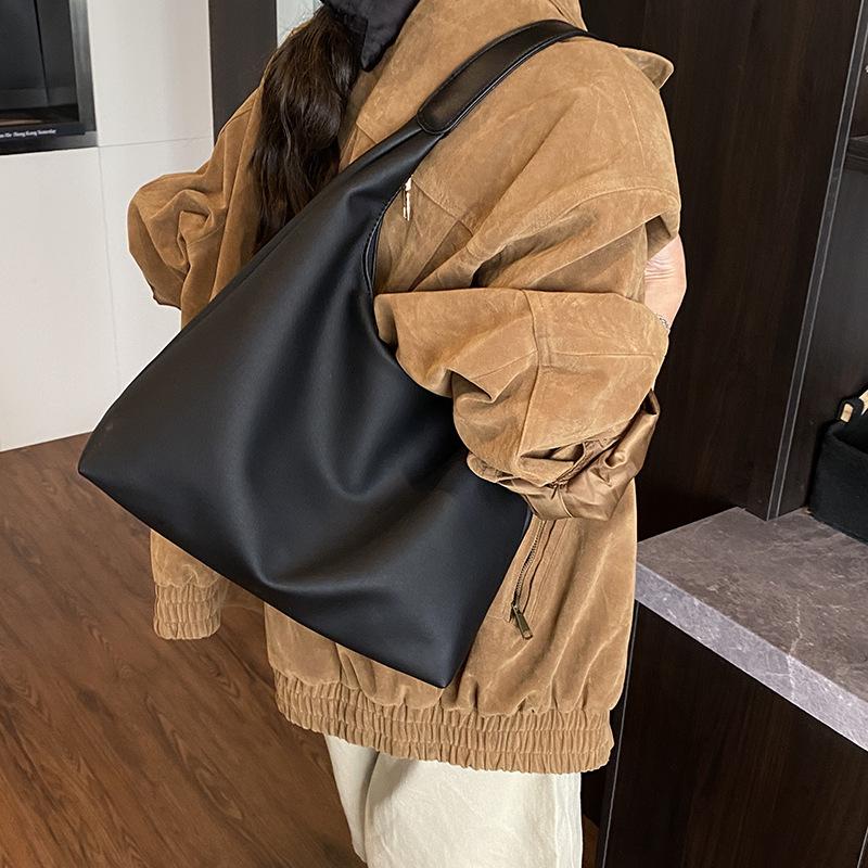 Ретро сумка женская большой вместимости 2025 новая осенне-зимняя универсальная простая сумка через плечо популярна в этом году, сумка-тоут